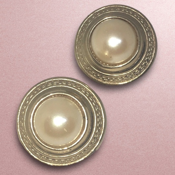 Vintage Capezio Gold Tone Clip On Earrings - Picture 1 of 4